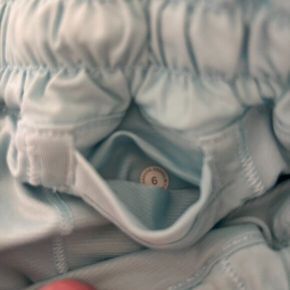 Lululemon Hotty Hot Low-Rise Lined Short 4" - Size 6 - Picture 6 of 9